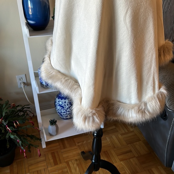 PIA ROSSINI beige poncho with faux fur trim one size - Picture 7 of 14